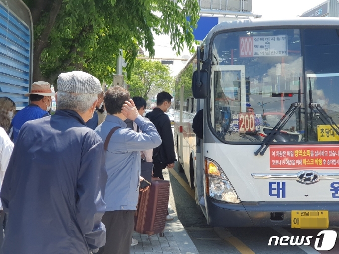 목포 시내버스 회사인 태원여객·유진운수가 7월부터 휴업을 선언한 가운데 목포역 앞에서 시민들이 버스에 오르고 있다.2021.5.1 /뉴스1