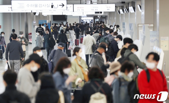 지난 16일 서울 강서구 김포공항 국내선 청사 출국장이 주말을 맞아 여행을 떠나는 시민들로 북적이고 있다. 코로나19로 해외여행이 막히면서 대체재로 떠오른 제주 등 국내여행을 즐기는 모습이다. /사진=뉴스1