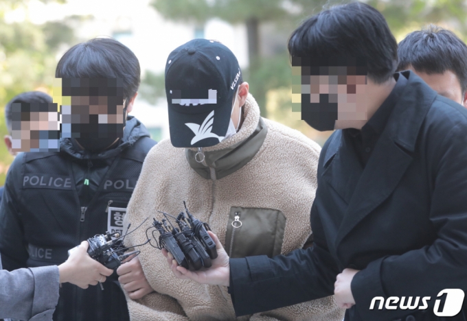 친누나를 흉기로 찔러 살해하고 농수로에 유기한 남동생 A씨가 구속 전 피의자 심문(영장실질심사)을 받기 위해 2일 인천 미추홀구 인천지방법원으로 들어서고 있다. /사진=뉴스1