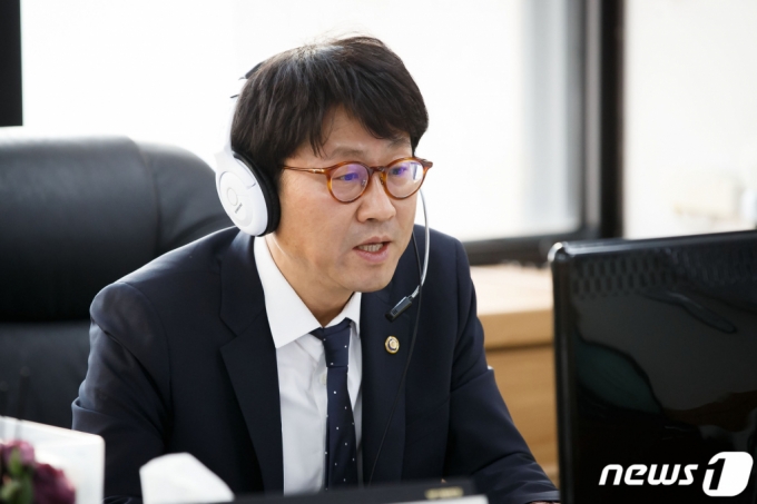 (서울=뉴스1) = 도규상 금융위원회 부위원장이 지난 1월 서울 종로구 정부서울청사에서 금융리스크 대응반 회의를 비대면 화상회의로 진행하고 있다. (금융위원회 제공) 2021.1.12/뉴스1