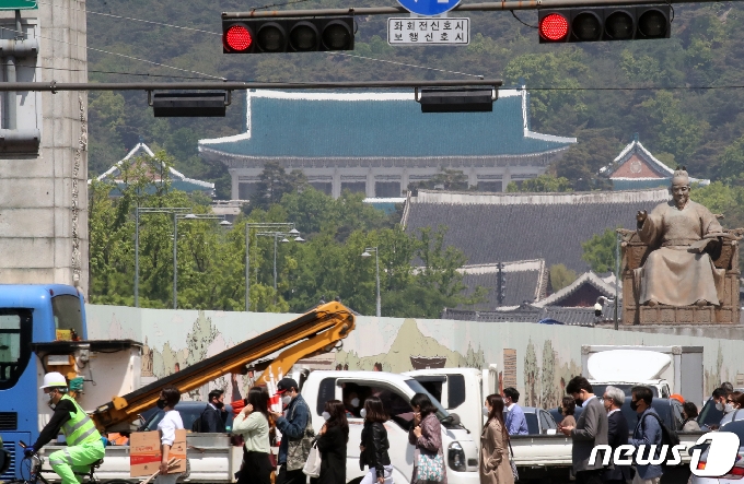 [사진] 문 대통령 지지율 또 최저치 경신…40대도 돌아섰다