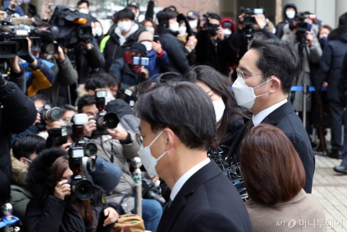 이재용 삼성전자 부회장이 지난 1월18일 서울고법에서 열린 국정농단 사건 파기환송심 선고 공판에 출석하고 있다. 이 부회장은 이날 징역 2년 6개월을 선고받고 구속 수감됐다. /사진=이기범 기자 leekb@