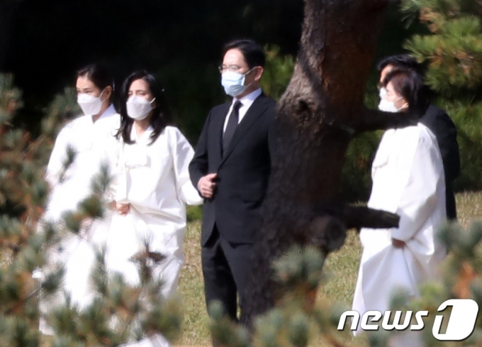 (수원=뉴스1) 조태형 기자 = 고(故) 이건희 삼성그룹 회장의 영결식이 엄수된 28일 오후 경기도 수원시 소재 삼성가 선산에서 (왼쪽부터) 이서현 삼성복지재단 이사장, 이부진 호텔신라 대표, 이재용 삼성전자 부회장, 홍라희 전 리움미술관장이 장지로 향하고 있다. 2020.10.28/뉴스1