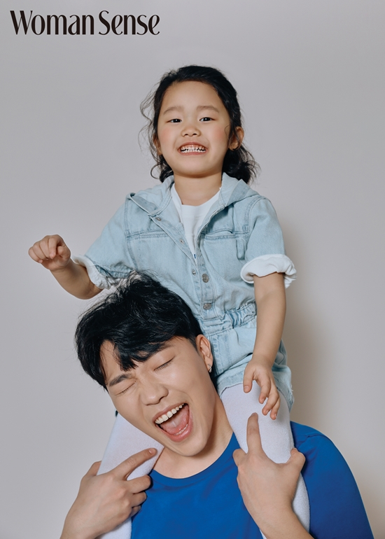 유튜버 최고기와 그의 딸 솔잎/사진제공=우먼센스