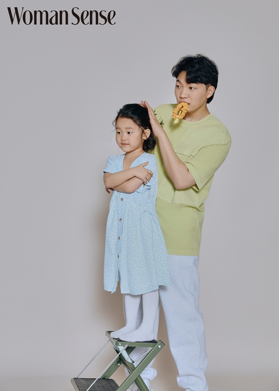 유튜버 최고기와 그의 딸 솔잎/사진제공=우먼센스