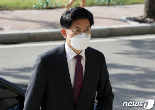 (과천=뉴스1) 박세연 기자 = 노형욱 국토교통부 장관 후보자가 3일 오전 경기도 과천정부청사 서울지방국토관리청에 마련된 청문회 사무실로 출근하고 있다. 2021.5.3/뉴스1