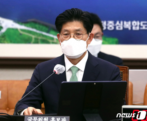 (서울=뉴스1) 구윤성 기자 = 노형욱 국토교통부장관 후보자가 4일 오전 서울 여의도 국회 국토교통위원회에서 열린 인사청문회를 준비하고 있다. 2021.5.4/뉴스1
