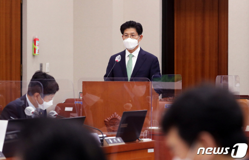 (서울=뉴스1) 구윤성 기자 = 노형욱 국토교통부장관 후보자가 4일 오전 서울 여의도 국회 국토교통위원회에서 열린 인사청문회에 출석해 인사말을 하고 있다. 2021.5.4/뉴스1