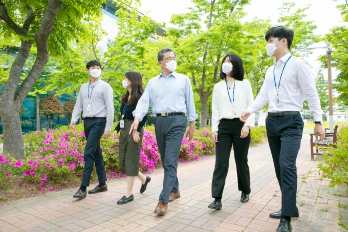 문성유 캠코 사장(한 가운데)이 임직원들과 ESG 경영 실천을 위한 '1억 걸음 기부 캠페인’을 시작하며 공원을 걷고 있다. /사진제공 KAMCO