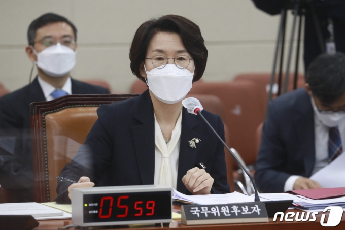 (서울=뉴스1) 이동해 기자 = 임혜숙 과학기술정보통신부 장관 후보자가 4일 오전 서울 여의도 국회에서 열린 과학기술정보방송통신위원회 인사청문회에서 의원질의에 답하고 있다. 2021.5.4/뉴스1