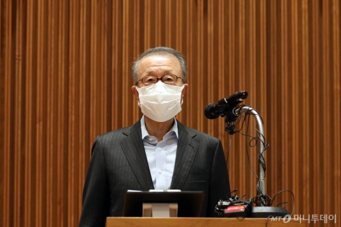 홍원식 남양유업 회장이 4일 오전 서울 강남구 남양유업 본사에서 '불가리스 사태'와 관련 대국민 사과 기자회견을 하고 있다. /사진=김휘선 기자 hwijpg@