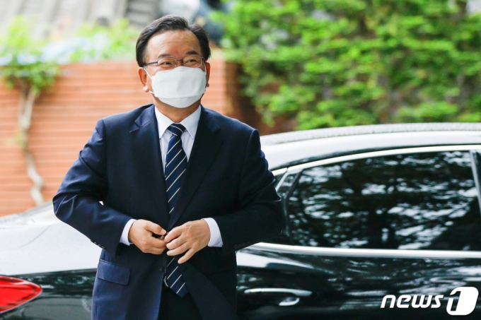 김부겸 국무총리 후보자가 인사청문회를 이틀 앞둔 4일 오전 서울 종로구 금융감독원 연수원에 마련된 청문회 준비 사무실로 출근하고 있다. /사진제공=뉴스1