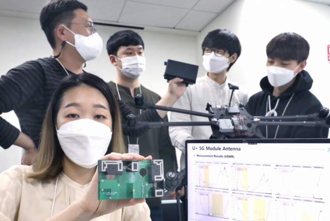 LG유플러스는 에이스테크놀로지와 함께 다양한 산업군(B2B)의 단말기에서 폭넓게 사용 가능한 ‘고성능 5G 안테나 모듈’을 개발했다고 5일 밝혔다. 사진은 LG유플러스 직원이 안테나 모듈을 들어보이고 있는 모습. /사진=LG유플러스