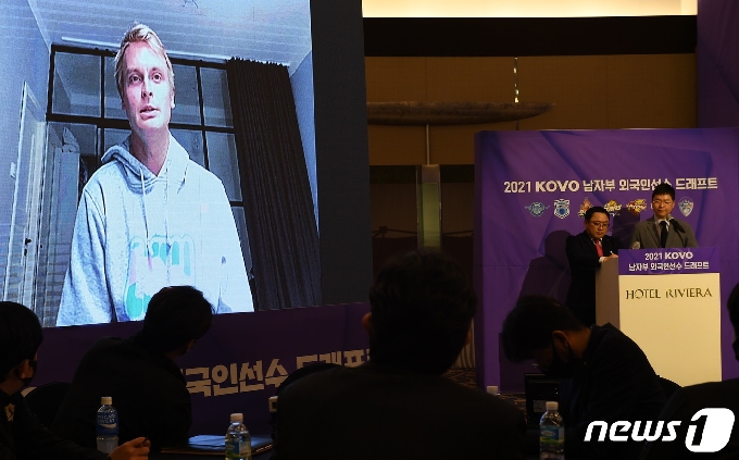 영상을 통해 첫 인사를 건넨 토미 틸리카이넨 대한항공 감독. (한국배구연맹 제공) © 뉴스1