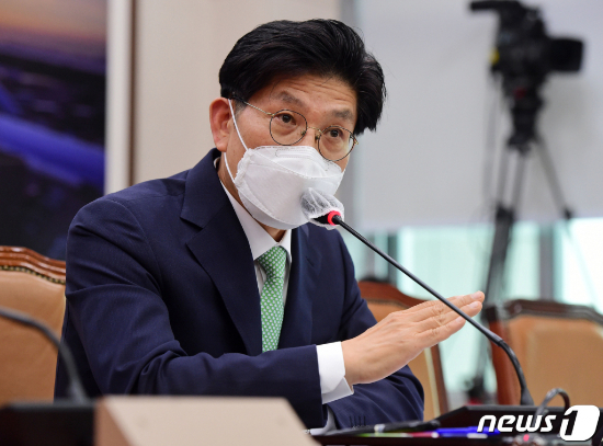 (서울=뉴스1) 구윤성 기자 = 노형욱 국토교통부 장관 후보자가 4일 서울 여의도 국회에서 열린 국토교통위원회 인사청문회에서 의원들의 질의에 답하고 있다. 2021.5.4/뉴스1