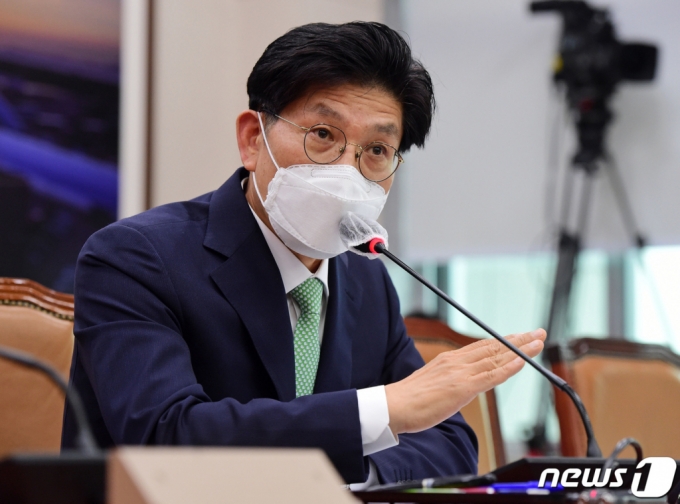 (서울=뉴스1) 구윤성 기자 = 노형욱 국토교통부 장관 후보자가 4일 서울 여의도 국회에서 열린 국토교통위원회 인사청문회에서 의원들의 질의에 답하고 있다. 2021.5.4/뉴스1