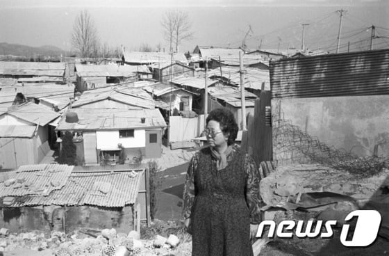 전태일 열사의 어머니 이소선(2011년 작고) 여사가 1988년 당시 쌍문동 208번지 판자촌에서 찍은 사진. 이곳은 현재 아파트가 들어서 있으며 전태일 옛집터를 알리는 표지석만 남아있다. (전 열사 동생 전태삼씨 제공)© News1