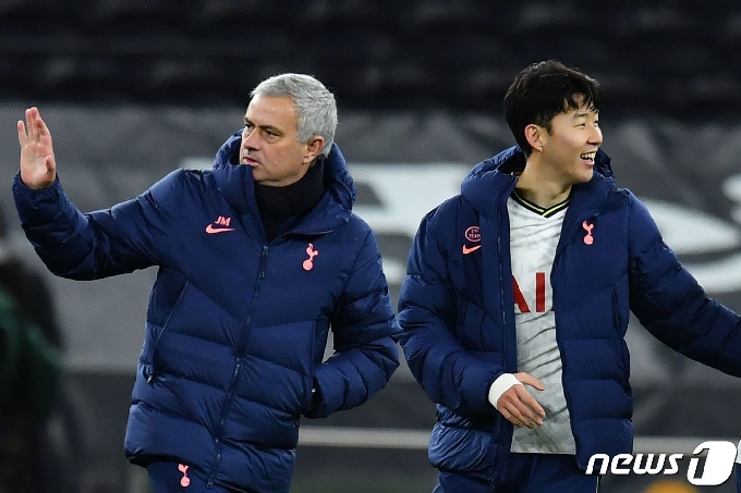 조제 모리뉴 전 토트넘 홋스퍼 감독과 손흥민 © AFP=뉴스1