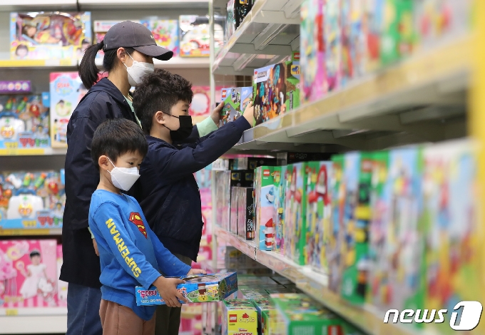 어린이날을 하루 앞둔 4일 오후 경기도 화성시의 한 장난감 가게에서 부모들과 아이들이 장난감을 고르고 있다. 3031.5.4/뉴스1 © News1 김영운 기자