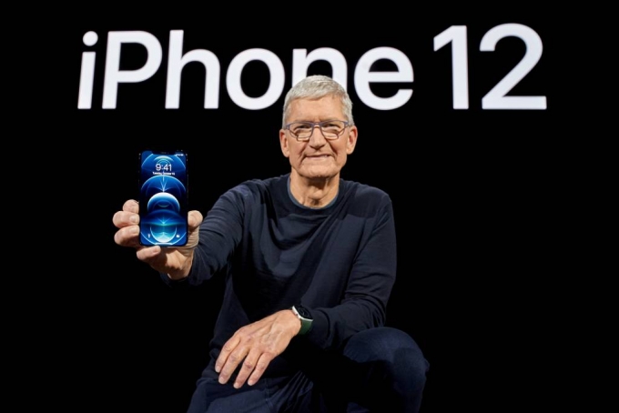 Apple CEO Tim Cook poses with the all-new iPhone 12 Pro at Apple Park in Cupertino, California, U.S. in a photo released October 13, 2020. Brooks Kraft/Apple Inc./Handout via REUTERS NO RESALES. NO ARCHIVES. THIS IMAGE HAS BEEN SUPPLIED BY A THIRD PARTY. TPX IMAGES OF THE DAY 팀 쿡 애플 최고경영자가 13일(현지시간) 미국 캘리포니아 주 쿠퍼티노 애플파크에서 신형 '아이폰12'를 들고 포즈를 취하고 있다.