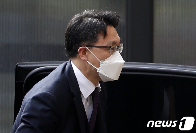 김진욱 고위공직자범죄수사처(공수처) 처장이 28일 오전 경기 정부과천청사 공수처로 출근하고 있다. 2021.4.28/뉴스1 © News1 임세영 기자