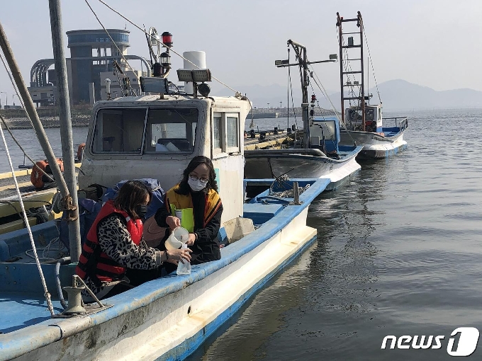 경기도보건환경연구원이 지난달 28일 서해 바다에서 채수한 바닷물에서 올해 첫 비브리오패혈증균이 검출됐다.(경기보환연 제공)© 뉴스1