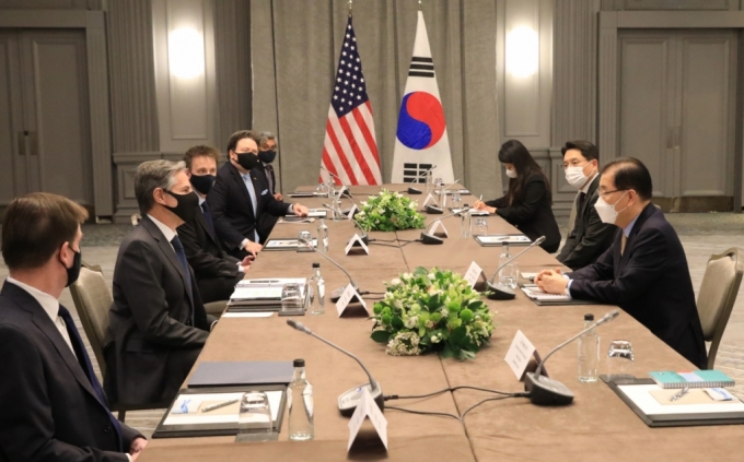 정의용 외교부 장관(오른족)이 3일(현지시간) 영국 런던에서 토니 블링컨 미국 국무장관과 회담하고 있다./사진=외교부