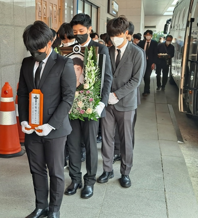 고(故) 손정민씨의 영정과 위패가 안치실로 이동하고 있다. 이날 60여명의 가족, 친척, 손씨의 지인들이 함께해 손씨를 추모했다./사진=홍순빈 기자