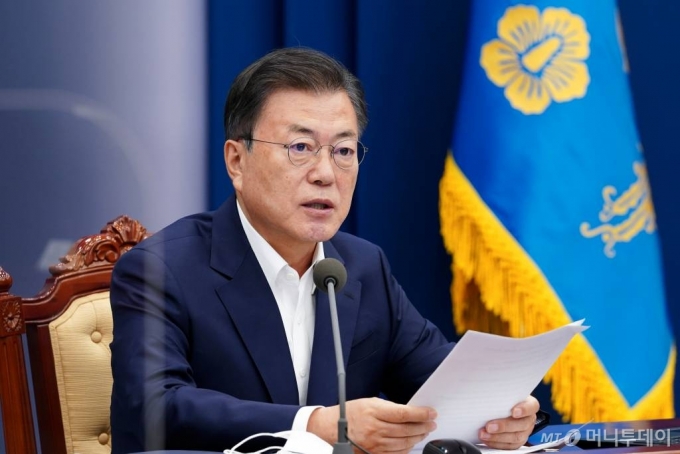 문재인 대통령이 지난 3일 청와대 여민관에서 열린 '제2차 코로나19 대응 특별방역점검회의'를 주재하고 있다. /뉴시스
