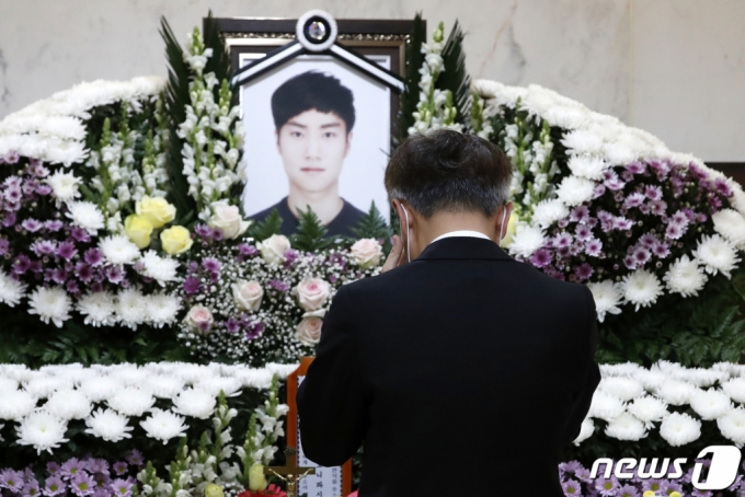 (서울=뉴스1) 이승배 기자 = 5일 오전 서울 서초구 서울성모병원에서 지난달 25일 새벽 반포 한강 둔치에서 실종된지 6일만에 주검으로 발견된 대학생 고(故) 손정민군의 발인을 앞두고 아버지 손현씨가 눈물을 훔치고 있다. 2021.5.5/뉴스1