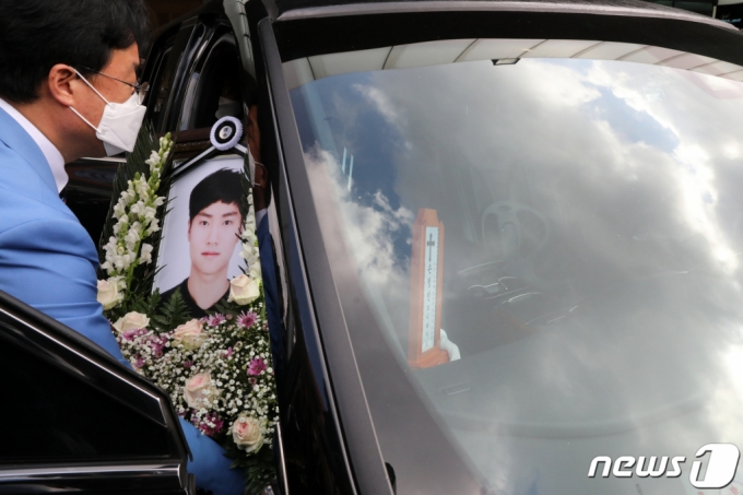5일 오전 서울 서초구 서울성모병원에서 지난달 25일 새벽 반포 한강 둔치에서 실종된지 6일만에 주검으로 발견된 대학생 고(故) 손정민의 발인식이 엄수되고 있다. /사진=뉴스1