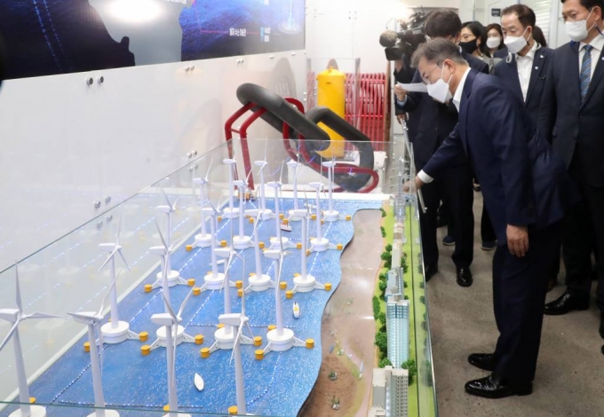 文대통령 "해상풍력 5대 강국…수소경제 앞당긴다"