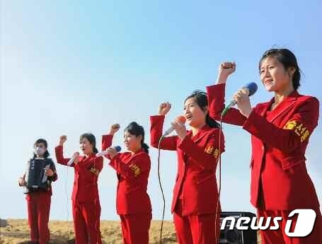 [사진] 북한 "여맹, 주요 전구에서 기동예술선동대 활동 활발히"