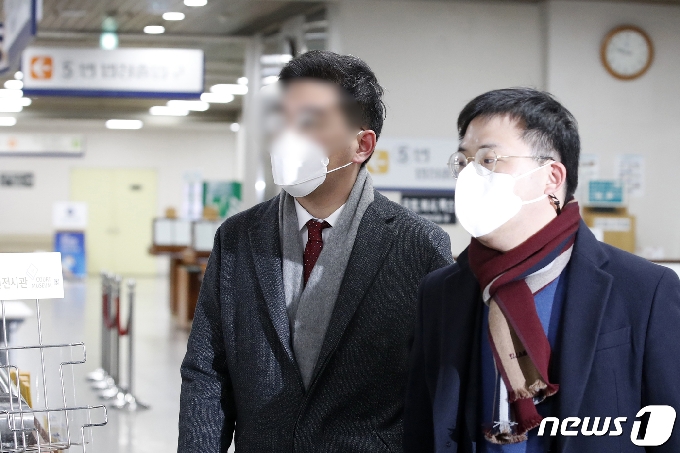 이동재 전 채널A 기자(왼쪽)가 17일 오전 서울 서초구 서울중앙지방법원에서 열린 '검언 유착' 관련 강요미수 공판에 출석하고 있다. 2021.2.17/뉴스1 © News1 이승배 기자