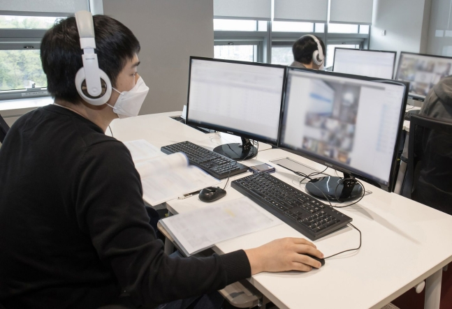 지난 1일 경기 용인시 서천 삼성전자 인재개발원에서 감독관들이 2021년도 상반기 대졸 신입 공채 필기시험 직무적성검사(GSAT) 응시자들을 대상으로 예비소집을 진행하고 있다. /사진=삼성