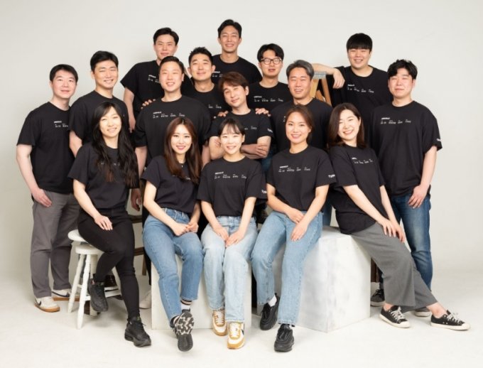 비즈니스캔버스의 김우진 대표(두번째줄 오른쪽 3번째)와 임직원들/사진제공=비즈니스캔버스 