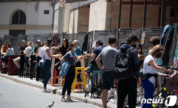 [사진] 코로나 규제 해제로 거리 나온 스페인 시민들