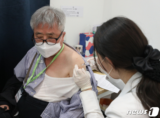 (서울=뉴스1) 신웅수 기자 = 10일 오후 서울 용산구 코로나19 예방접종센터에서 백신 접종을 마친 어르신들이 이상 반응 관찰을 위해 대기하고 있다. 이날부터 만 65~69세에 대한 코로나19 예방접종 사전예약 접수가 시작된다. 예약자들의 접종 시작일은 현재 사전예약이 진행 중인 70~74세와 같은 오는 5월 27일부터다. 한편 코로나19 백신 1차 접종자는 9일 0시 기준 367만4729명으로 전국민 중 7.2%가 1차 접종을 마쳤다. 2021.5.10/뉴스1
