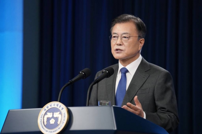 文대통령, 각본없이 직접 메모하며 '허심탄회 답변'