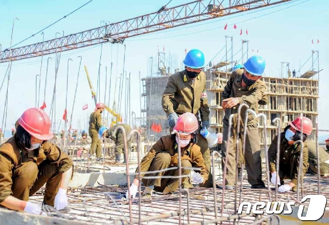 [사진] 北 평양 살림집 건설 박차…"새로운 건설신화 창조"