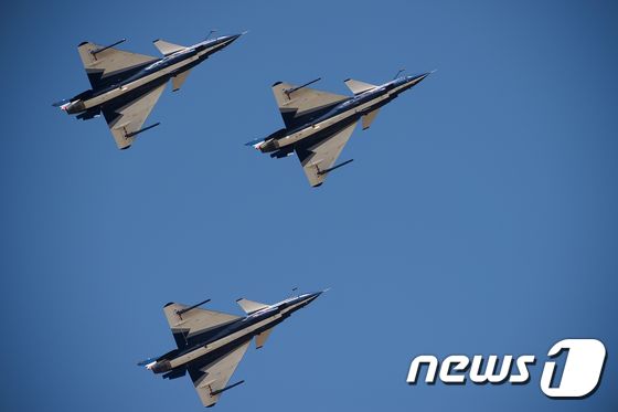 ߱ ιع決  Ҽ -10&#40;J-10&#41;  3밡 ± ڷƮ   ϰ ִ. &copy; AFP=1 &copy; News1