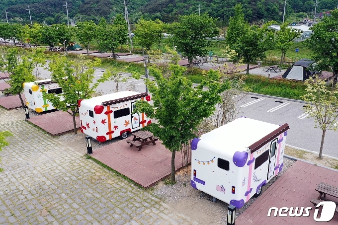 내장산 국립공원의 청정자연과 아름다운 풍광을 자랑하며 캠퍼들의 성지로 큰 인기를 끌고 있는 정읍시 국민여가캠핑장에 카라반 3개 동이 새롭게 조성됐다. © 뉴스1
