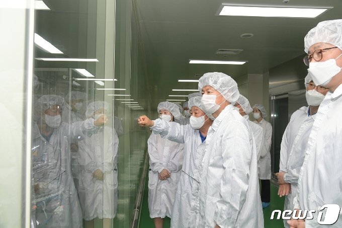 [사진] QbD 제조현장 방문한 김강립 식약처장