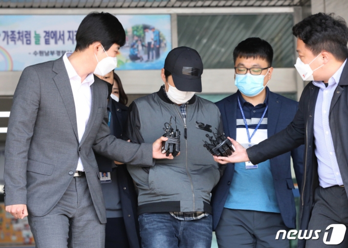 &#039;화성 2세 입양아 학대 사건&#039;의 양부 C씨가 지난 11일 오후 경기도 수원시 영통구 수원남부경찰서에서 영장실질심사(구속 전 피의자 심문)를 받기 위해 호송차로 향하고 있다. /사진=뉴스1