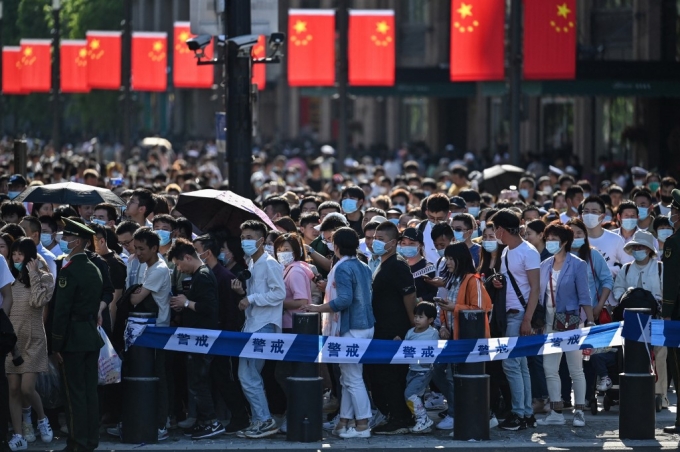 5월 노동절 연휴 때 상하이 와이탄을 찾은 중국인파 /사진=AFP