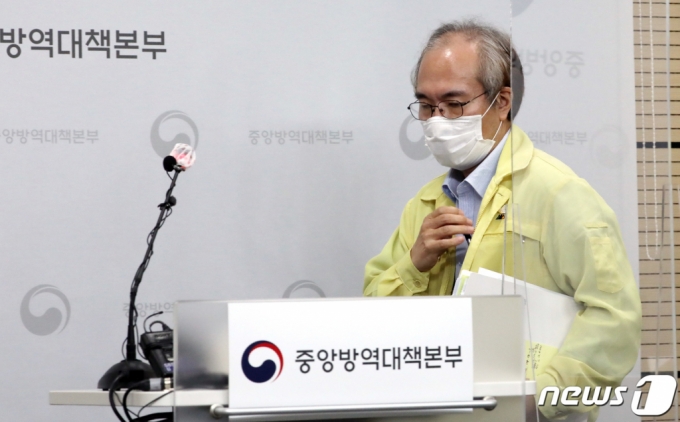 (청주=뉴스1) 장수영 기자 = 권준욱 중앙방역대책본부 부본부장이 10일 충북 청주시 질병관리본부 브리핑실에서 열린 코로나19 국내발생현황 브리핑을 하고 있다. 2020.9.10/뉴스1