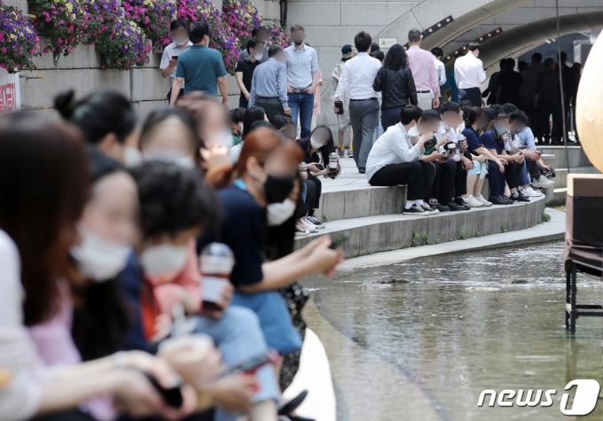 (서울=뉴스1) 김진환 기자 = 전국적으로 낮 최고기온이 30도까지 올라가며 초여름 더위를 기록한 14일 오후 서울 청계천에서 시민들이 더위를 피하고 있다. 기상청은 주말에 비가 내리며 더위를 식혀줄 것으로 예보했다. 2021.5.14/뉴스1