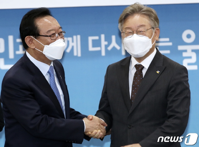 이재명 경기도지사가 7일 오후 울산시청 상황실에서 열린 '울산시와 경기도의 공동발전을 위한 정책 협약식'에서 송철호 울산시장과 손을 맞잡고 있다. 2021.5.7 /뉴스1 © News1 윤일지 기자