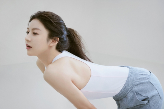 고윤정, '한줌 허리' 드러낸 브라톱 패션…슬림한 실루엣