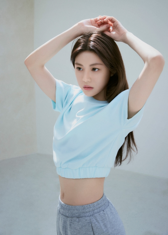 고윤정, '한줌 허리' 드러낸 브라톱 패션…슬림한 실루엣